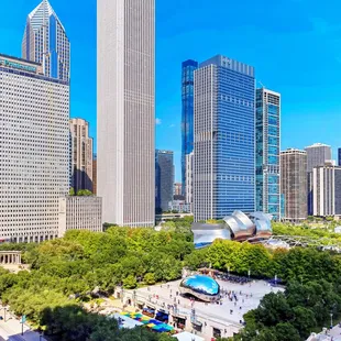 2022.09.01. Cloud Gate and Chicago city view, from Cindy&apos;s Rooftop
