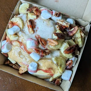 BYO Roll: Peanut Butter &amp; Marshmallow Icing, Bananas, Marshmallow, Pecans, and Strawberry Jam | Instagram: @telephonesmoothie