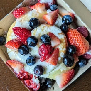 Very Berry Roll with Caramel Drizzle | Instagram: @telephonesmoothie