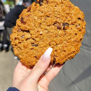 Giant oatmeal raisin (5/5)