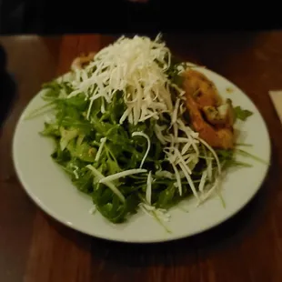 Small arugula salad with shrimp