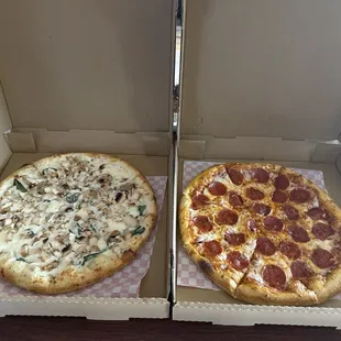 Alfredo pizza and pepperoni pizza