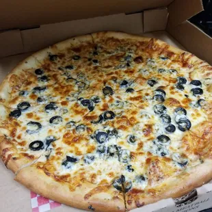 Black olive pizza, large