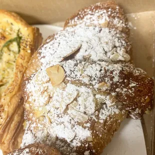 Almonds croissant