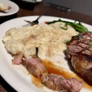 a plate of meat and mashed potatoes