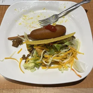 El segundo plato, tienen corn dogs y el taco &quot;mas auténtico&quot; del mundo