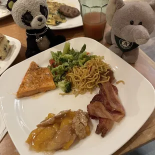 Salmi, chow mein, peach cobbler, bacon, and veggies.