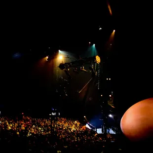 Taken before the show started. Big egg and the crowd. =D