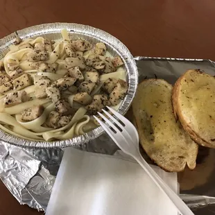 Chicken Alfredo pasta with 2 garlic bread toast