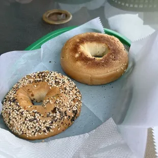 Everything bagel, I would prefer to have toppings on both sides.