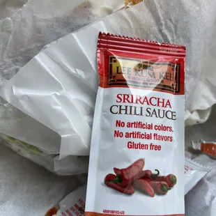 This sauce doesn't compliment the bagels, Tapatio would be a better compliment to the food