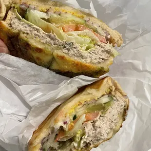 Pesto bagel with tuna