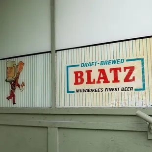 a sign on the door of a restaurant