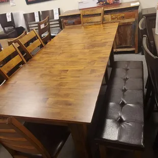 (MADE OF SOLID MANGO SELECT HARDWOOD) ISN'T IT BEAUTIFUL? VERY STURDILY MADE