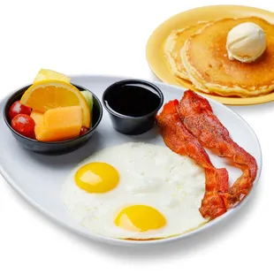 a plate of breakfast food