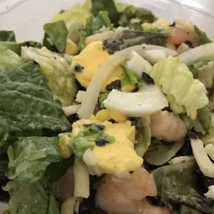 Southwest salad with shrimp and an egg
