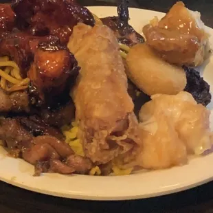 A variety of foods. The teriyaki chicken on the skewer was amazing. The noodles were also good.