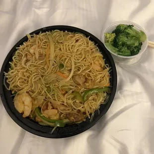 Singapore rice noodles with beef,chicken,and shrimp