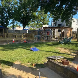 a view of a backyard