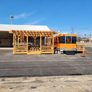 a bus parked in front of a building