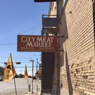 a brick building with a sign that says city meat market