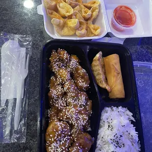 Sesame Chicken and Crab Rangoon (4pc)