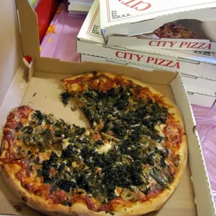 Spinach and mushroom pizza