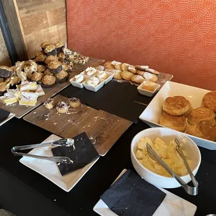 Buffet: cold biscuits, cold cinnamon buns, other sweets. Pumpkin mousse was good