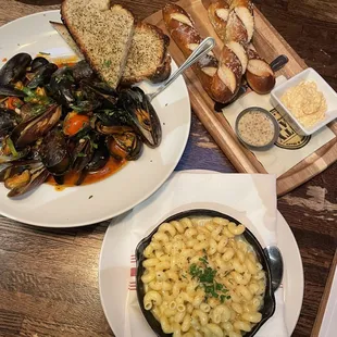Mac &amp; Cheese / Steamed Mussels / Pretzels w/ Pimento