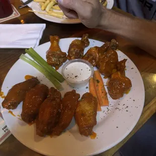 chicken wings and fried chicken, bbq chicken, fried chicken wings, food, fried chicken, poultry, chicken, chicken wings, bbq wings