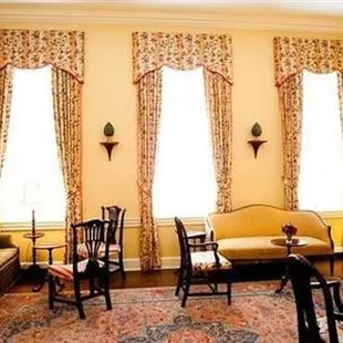 Two Receiving rooms located right off the Great Hall make a wonderful place to host your reception before dinner.