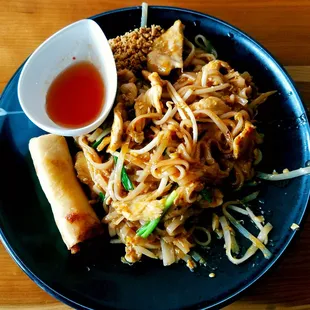 Pad thai  w/chicken lunch $8.