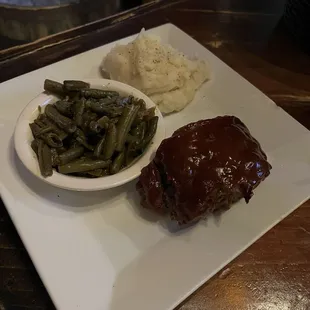 Meatloaf, green beans and mashed potatoes