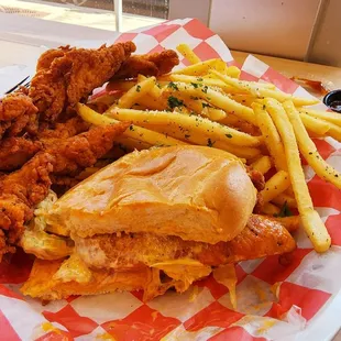 food, chicken wings and fried chicken