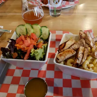 Chicken mac-and-cheese with side salad and German-style wheat beer