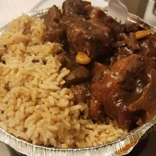 Oxtail with rice and peas.