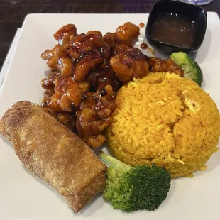 General Tso&apos;s chicken combo meal