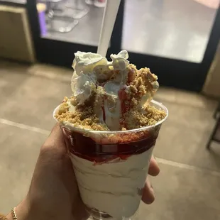 Strawberry Cheesecake Crumble Sundae (regular size)