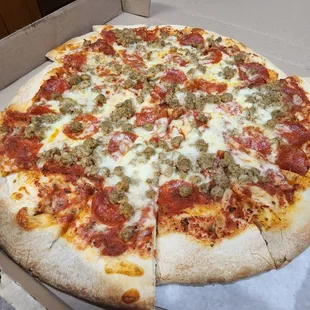 Pepperoni and sausage pizza, lack of cheese and pepperoni very disappointed, what a mess , it looks like they just threw it in the box  = (