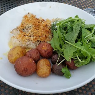 Baked haddock with roasted potatoes and arugula salad. Very nice!