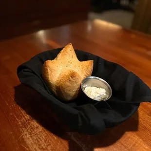 Complimentary garlic bread &amp; butter