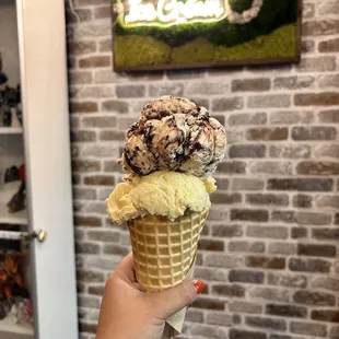 Double scoop of Brownie a la mode and mango custard