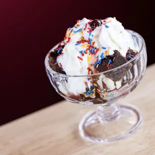Brownie Ice Cream Sundae -  Chocolate or vanilla, Ghirardelli chocolate sauce, CJ sprinkles