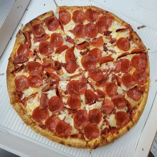 Yummy pep and bacon pizza