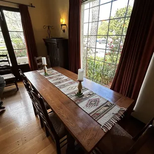Table in the living room also for cocktail hour