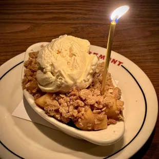 Apple crumble a la mode