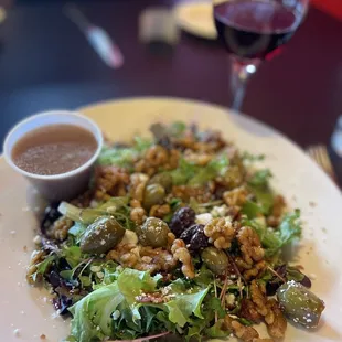 Warm goat cheese salad with homemade balsamic