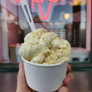 Lemon Cheesecake Ice Cream || IG: @misspiggyeats