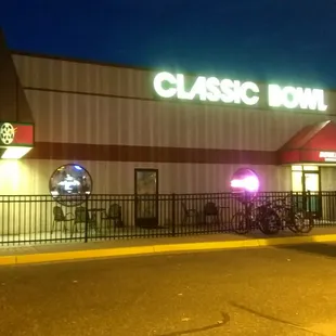 the outside of a restaurant at night