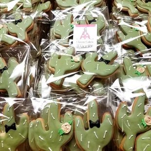 Wedding favors - groom and bride cactus cookies.